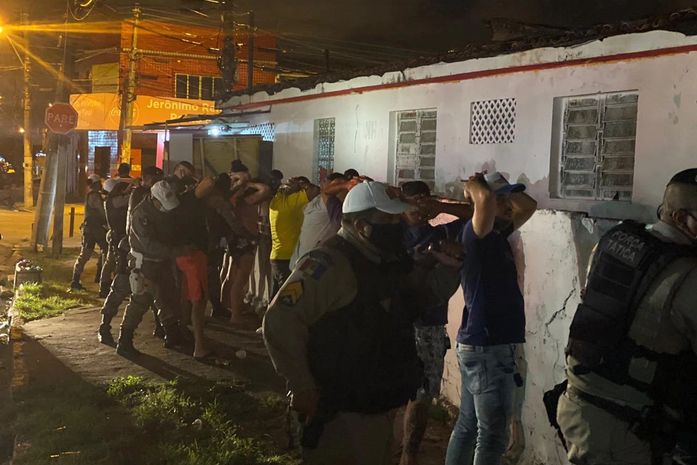 Mesmo com decreto e proibição da prefeitura, PM flagra aglomeração em postos de combustíveis na madrugada