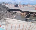 BRK é autuada pela Prefeitura de Maceió após obra abrir cratera e causar vazamento de esgoto no Jaraguá
