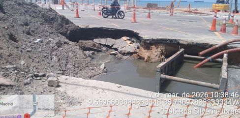 BRK é autuada pela Prefeitura de Maceió após obra abrir cratera e causar vazamento de esgoto no Jaraguá