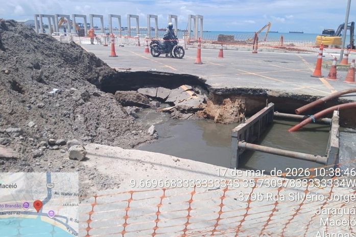 BRK é autuada pela Prefeitura de Maceió após obra abrir cratera e causar vazamento de esgoto no Jaraguá