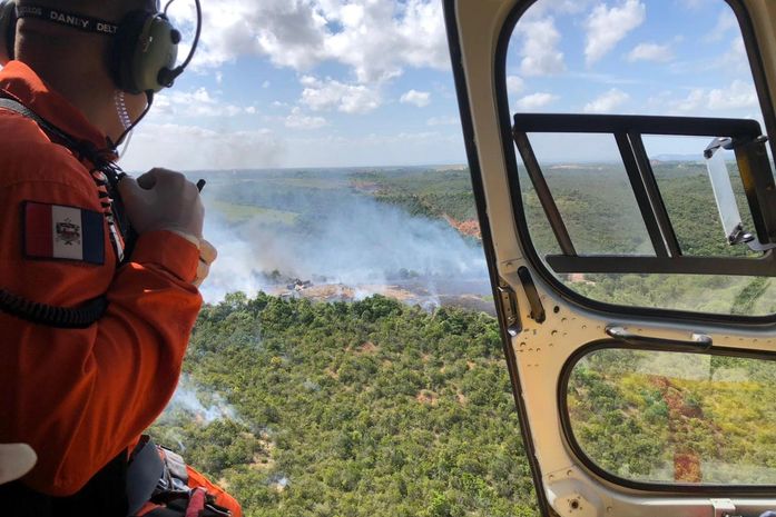 Confira vídeos e fotos de incêndio de grandes proporções que atingiu suposta fábrica na parte alta