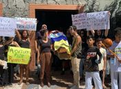 Artistas protestam contra pagamentos atrasados e falta de compromisso da gestão municipal  