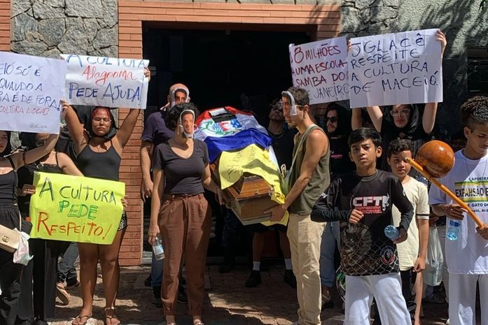 Artistas protestam contra pagamentos atrasados e falta de compromisso da gestão municipal