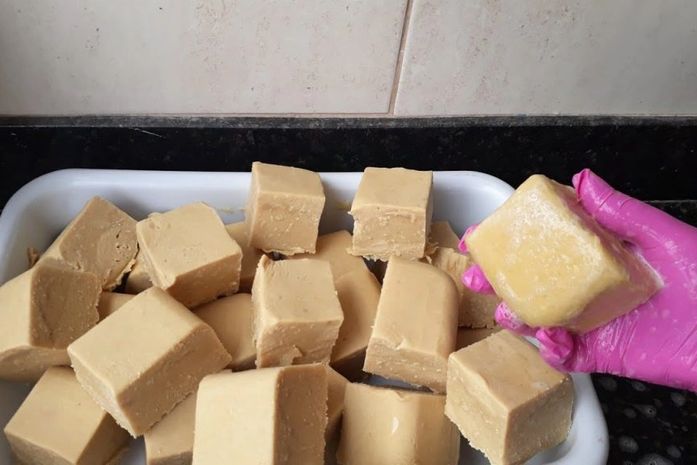 Cooperativas de Maceió transformam óleo de cozinha usado em sabão caseiro