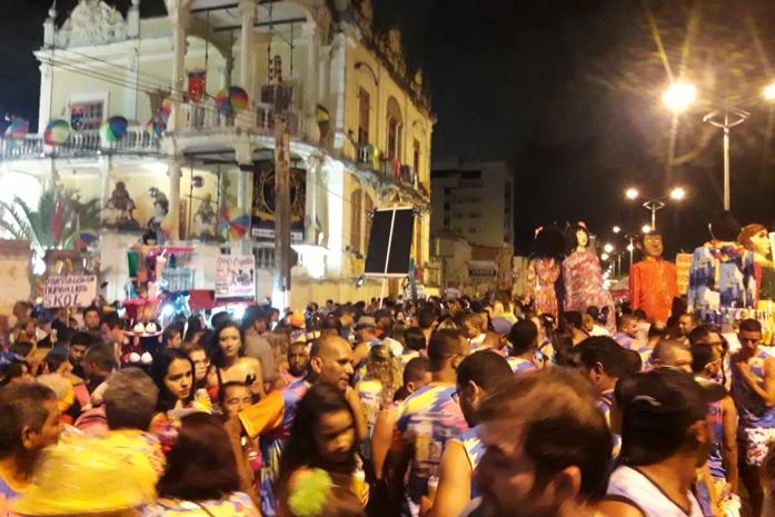 Ao som do Frevo e do Afro Afoxé, foliões lotam avenida no Jaraguá Folia