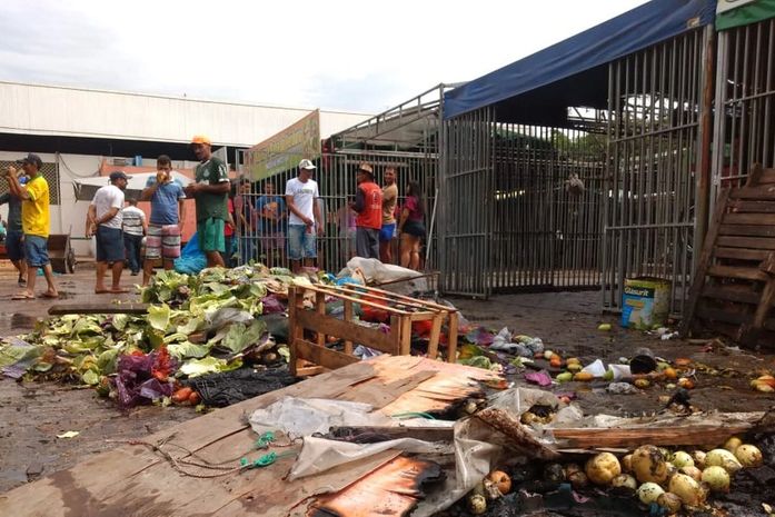 Barraca pega fogo no mercado público -