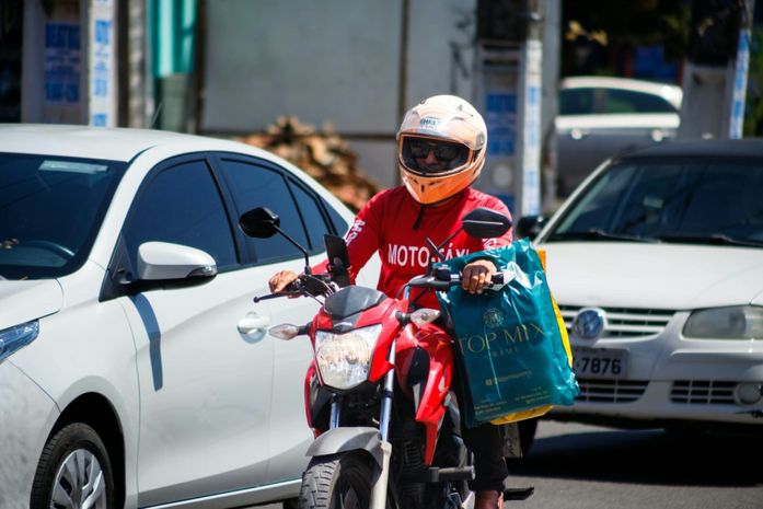 Atenção, motociclistas: confira regras e exigências para trabalhar como motofrete e mototáxi