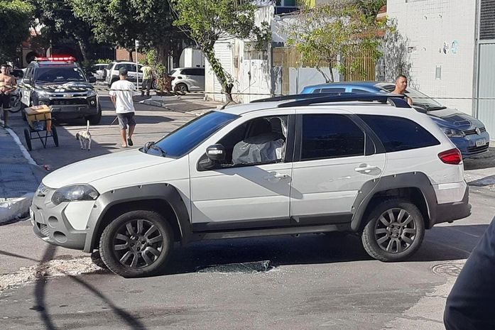 Vídeo: homem de 26 anos é executado com vários disparos de arma de fogo dentro de veículo, na Jatiúca 