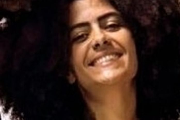 Sem o recurso da bolsa de estudo e com os pneus da bike furados, a preta Everlane Moares, estudante da UFAL, precisa de ajuda. Pode ajudar?