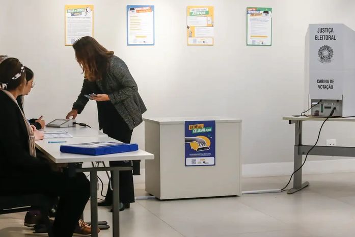 Colinha em papel e sem celular: saiba o que pode entrar na cabine