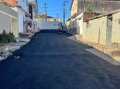 Prefeitura asfalta rua no Jacintinho para acabar com histórico de lama e poeira

