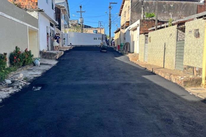 Prefeitura asfalta rua no Jacintinho para acabar com histórico de lama e poeira