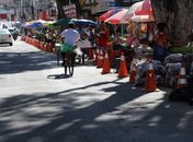 Após morte de motorista por atropelar carrinho de frutas, espaço de ambulantes é delimitado na Rua das Árvores 