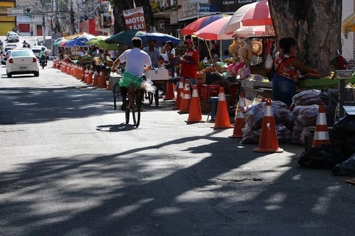 Após morte de motorista por atropelar carrinho de frutas, espaço de ambulantes é delimitado na Rua das Árvores