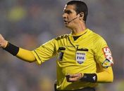 Ricardo Marques do quadro FIFA apita o primeiro jogo da final do Alagoano