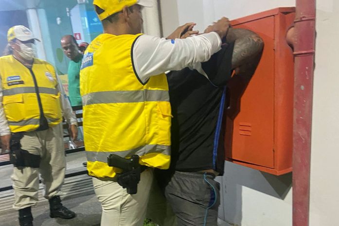 Quatro pessoas são detidas após tentativa de agressão a médica e briga generalizada em UPA de Jaraguá