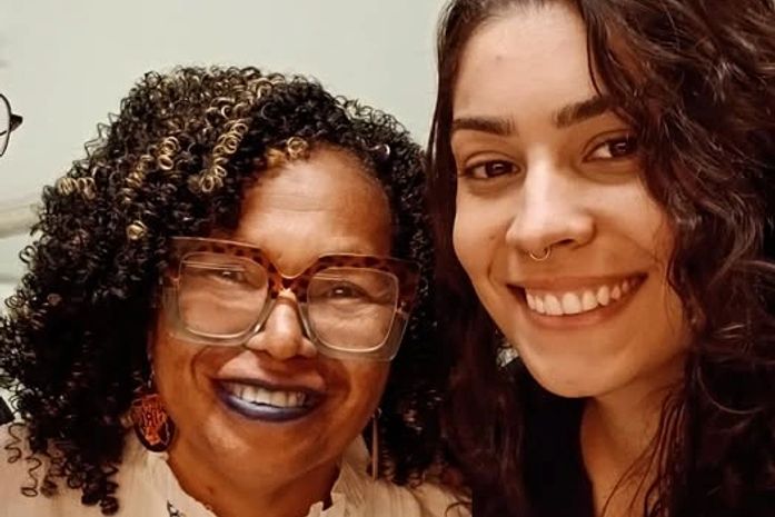 A senhora é muito estilosa para ser preconceituosa. disse Alice a esta ativista