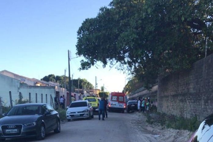 Homem é encontrado morto com facadas no pescoço dentro de residência em Arapiraca