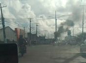 Protesto por falta de energia interdita via no Jardim Petrópolis, em Maceió
