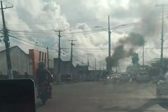 Protesto por falta de energia interdita via no Jardim Petrópolis, em Maceió