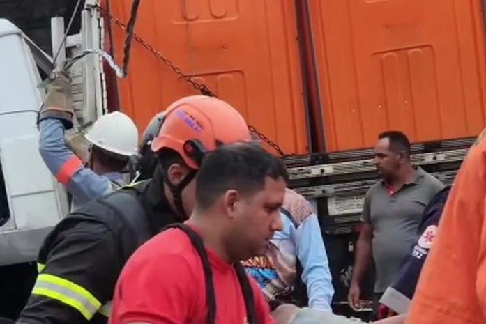 Colisão entre caminhão e poste deixa dois feridos em Coruripe