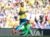 Jogando "em casa", Firmino marca pela seleção e é saudado pela torcida do Liverpool