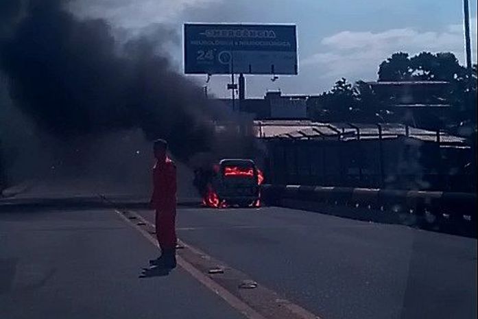 Kombi pegou fogo na Ponte do Reginaldo