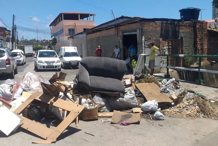 Devido descarte irregular de lixo, moradores bloqueiam rua e pedem solução