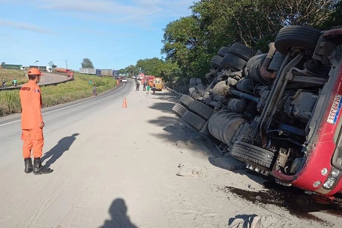 Vídeo: Colisão entre carro e carreta deixa quatro pessoas feridas na BR-101, em Junqueiro 