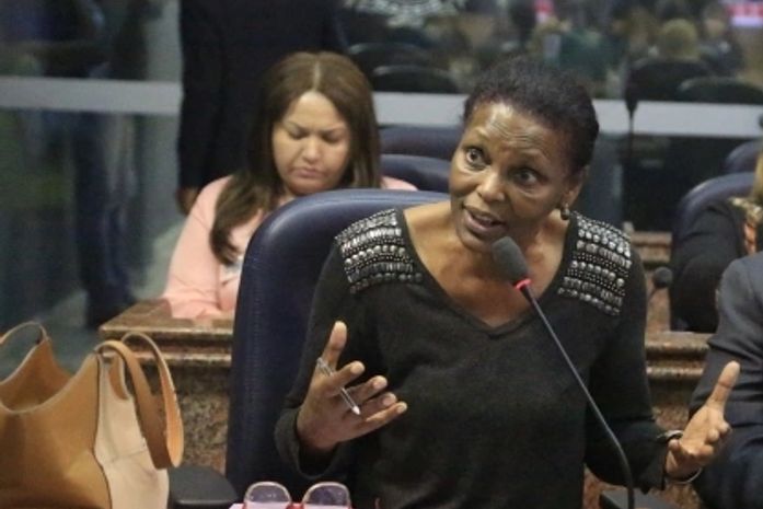 Câmara promulga duas leis de autoria da vereadora Fátima Santiago