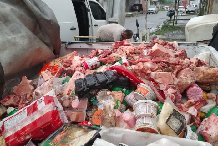 Carnes e laticínios estragados: mais de 800 kg de alimentos foram apreendidos na parte baixa de Maceió