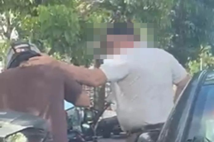 PM armado flagrado agredindo motociclista em briga de trânsito é identificado e será investigado