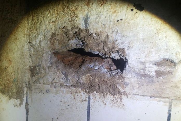 Buraco produzido pelos presos na cela da delegacia regional (Foto: Ascom PC)