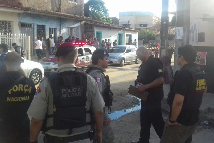Policiais realizaram os levantamentos na cena do crime