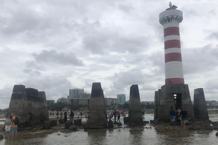 Banhistas no Farol da Ponta Verde