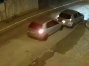 Vídeos: motorista por aplicativo foge de tentativa de sequestro ao colidir com outro veículo