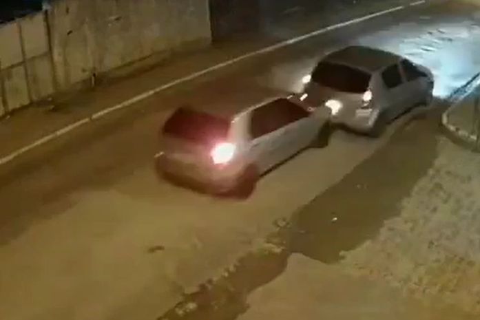 Vídeos: motorista por aplicativo foge de tentativa de sequestro ao colidir com outro veículo