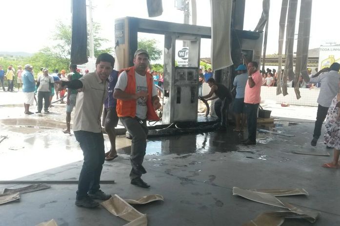 Moto explode e provoca incêndio em posto de combustíveis; veja vídeo