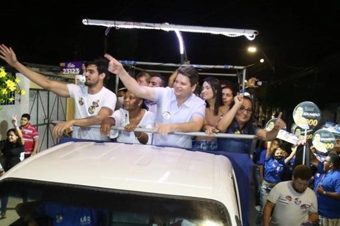 Bem colocado na disputa por uma vaga, candidato a vereador aparece em outro palanque