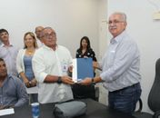 Teófilo entrega kit de equipamentos â Associação de Catadores de Materiais reciclaveis