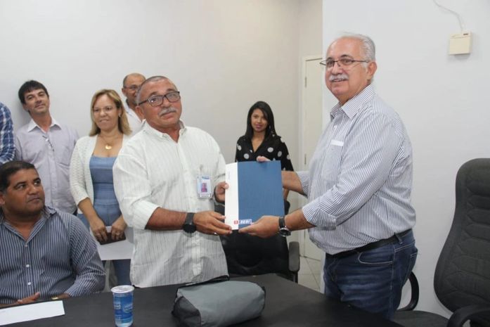 Teófilo entrega kit de equipamentos â Associação de Catadores de Materiais reciclaveis