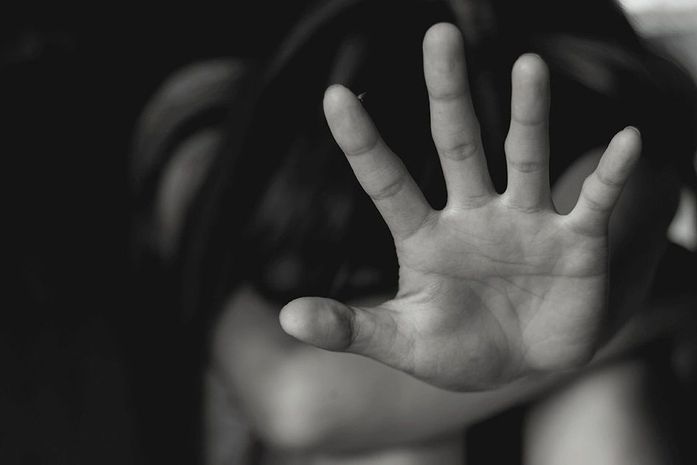 Mulher tem residência invadida e acorda com vizinho a alisando; suspeito furtou uma calcinha 
