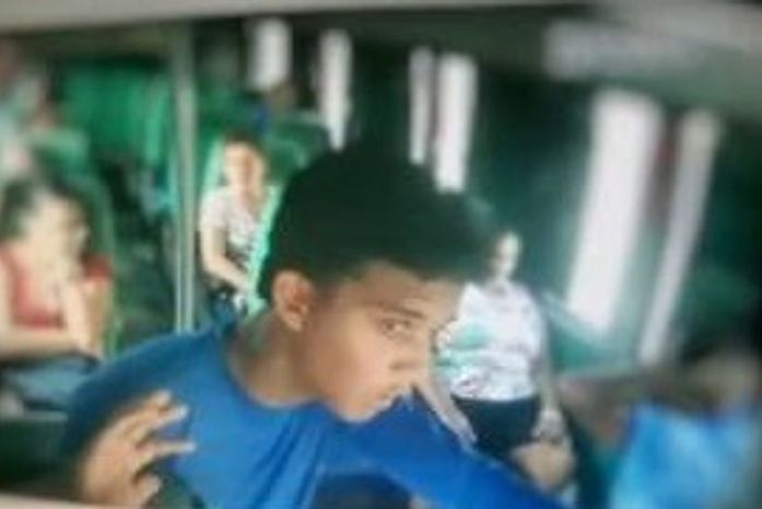 Imagem mostra suspeito de assaltar passageiros de micro-ônibus