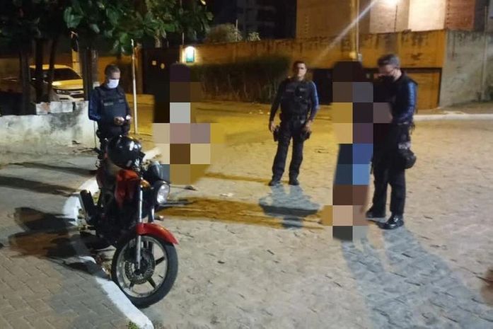 Casal é preso em flagrante por roubo de motocicleta na Jatiúca
