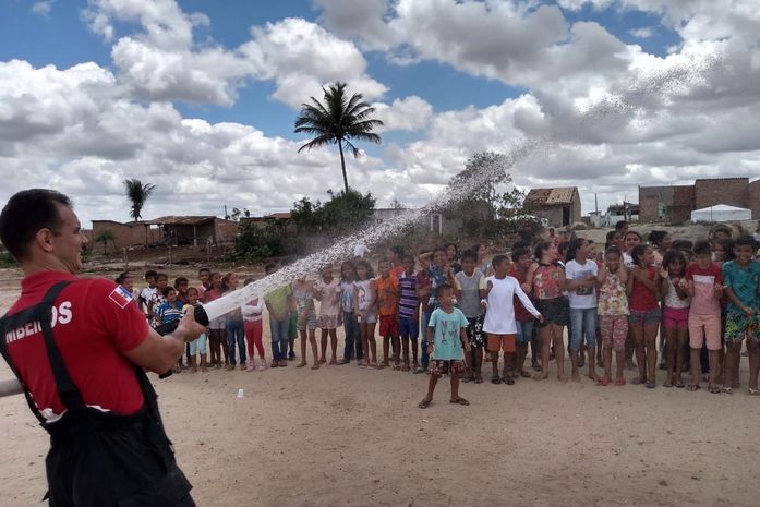 Crianças do Projeto Filhos do Sertão, de Girau, recebem bombeiros militares para uma manhã de lazer