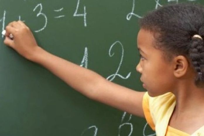 A menina,de 10 anos, que foi à delegacia para denunciar o racismo que sofre todos os dias.