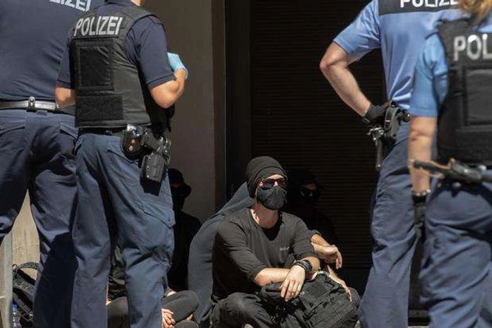 Polícia enfrentou resistência ao dispersar manifestantes que ignoravam regras de higiene e saúde