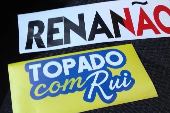 Adesivos que circulam em Arapiraca