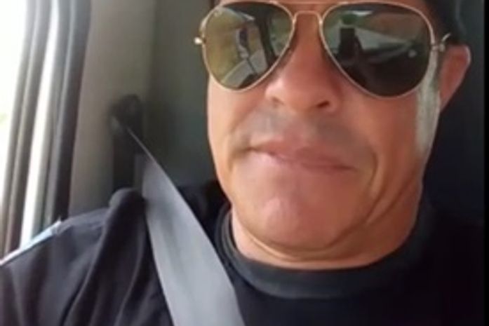 No vídeo, servidor diz que "acabou" com supostos assaltantes que agiam na Avenida Cachoeira do Meirim.