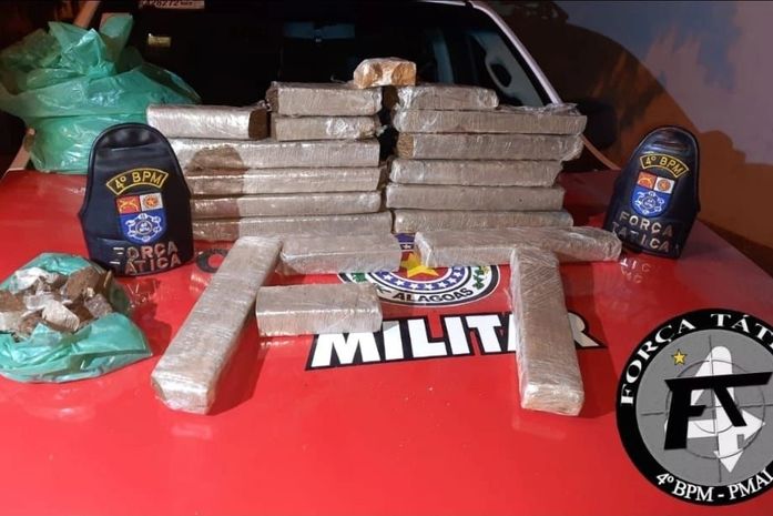 Para evitar prisão, traficantes abandonam 13kg de maconha dentro de mata após abordagem da PM